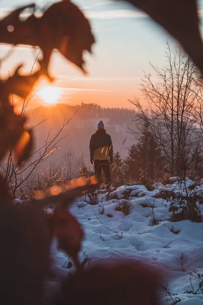 Jovem Homem Montanha Desfruta Pôr Sol Nas Montanhas Beskydy República — Fotografia de Stock