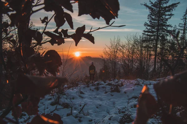 Jovem Homem Montanha Desfruta Pôr Sol Nas Montanhas Beskydy República — Fotografia de Stock