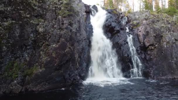 芬兰Kainuu Hepokongas瀑布的特写 巨岩中流出的水显示了水的力量和落水的美丽 4K视频 — 图库视频影像
