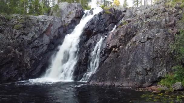 Близько Водоспаду Хепоконга Каюу Фінляндія Вода Тече Величезної Скелі Показує — стокове відео