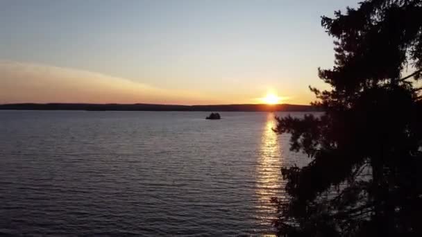 フィンランドのカイヌーでの日の出 ヌアスジャルヴィ湖に対する楽観主義の朝用量 水の上に朝の太陽の最初の光線 スオミ湖 フルHd — ストック動画