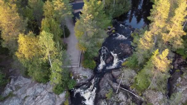 フィンランドのカイヌーにあるヘポコンガス滝の近くにあります 巨大な岩から流れる水は 水の力と落下する水の美しさを示しています 4Kビデオ — ストック動画
