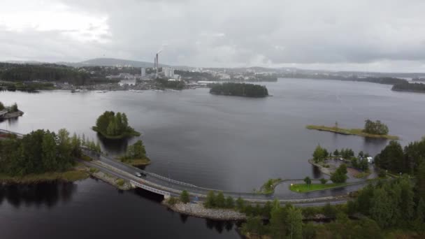 2021年8月25日芬兰城市库皮奥美丽的照片 有许多湖泊 桥梁和移动的汽车 后面是工厂 全高清录像 — 图库视频影像