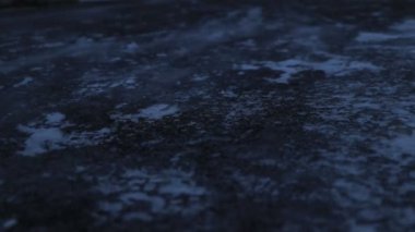 Şiddetli rüzgar donmuş kaldırımda uçuşan kar tanelerini savurur. Kış havası. Dondurucu hava. Soğuk rüzgar.