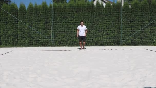 Zwartharige Zintuiglijke Atleet Warmt Voor Een Wedstrijd Een Beachvolleybalveld Atleet — Stockvideo