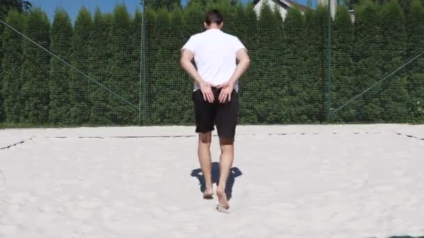 Zwartharige Zintuiglijke Atleet Warmt Voor Een Wedstrijd Een Beachvolleybalveld Atleet — Stockvideo