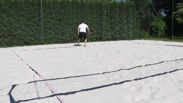 Ung Åring Vit Shirt Och Svarta Shorts Springer Fram Och — Stockvideo