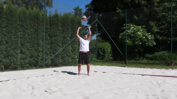 Jonge Volleybalspeler Een Wit Shirt Zwarte Short Toont Volleybal Shots — Stockvideo