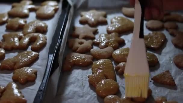 ツリー 雪だるまなどの形で美しいクリスピークリスマスジンジャーブレッドのクローズアップ クリスマス イブの夕食のキャンディ 家族会 — ストック動画