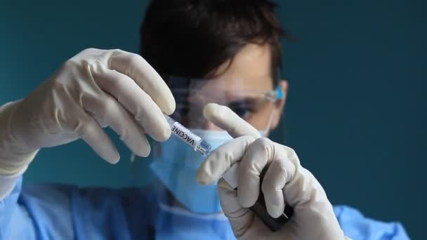 Krankenhausarzt Entfernt Den Impfstoff Aus Dem Kolben Eine Spritze Und — Stockvideo