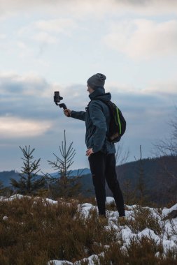 Sosyal ağlarındaki genç ahmaklar cep telefonu ve daha iyi bir video için telsiz kullanıyorlar. Kış kaydı. Sporcu.