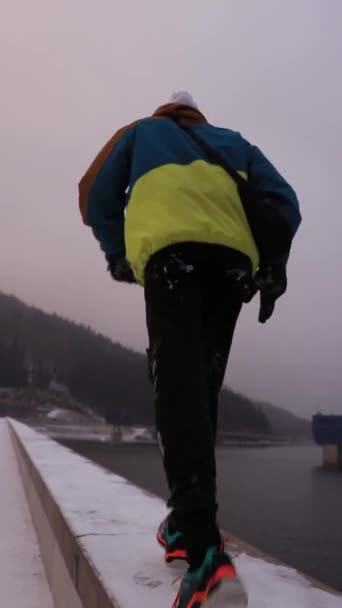 Atlet Într Jachetă Care Rulează Lungul Digului Unui Baraj Imens — Videoclip de stoc