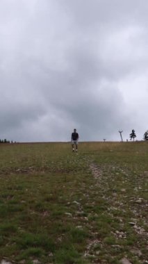 Genç aktif adam dik bir tepeden aşağı koşuyor. Eğitiminin bir parçası olarak bir atlet yokuş aşağı koşuyor ve tökezlememeye çalışıyor. Macera koşusu