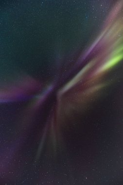 Kuzey Norveç 'in Troms bölgesindeki Kuzey Kutup Dairesi' nin ötesinde güçlü bir Kuzey Işıkları şeklinde gökkuşağı sergilenir. Yeşil mora döner, sonra maviye..