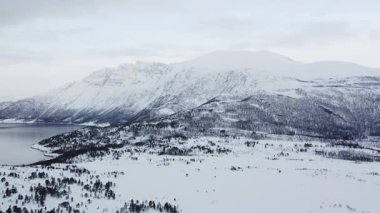 Norveç 'in kuzeyindeki ünlü Lofoten Adaları' nda karla kaplı bir Norveç manzarasının hava görüntüsü..