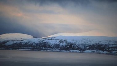 Kısa video, Kuzey Norveç 'in otantik kış atmosferini yakalar ve vahşi Arktik manzaranın ham güzelliğini ve ruh halini gözler önüne serer.