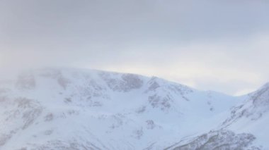 Kısa video, Kuzey Norveç 'in otantik kış atmosferini yakalar ve vahşi Arktik manzaranın ham güzelliğini ve ruh halini gözler önüne serer.