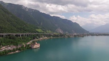 İsviçre Alpleri 'nin sinematik hava aracı görüntüleri. Karla kaplı tepeler, yeşil vadiler ve çarpıcı 4K 'da yakalanmış dramatik dağ manzaraları. Seyahat, doğa ve manzara projeleri için ideal