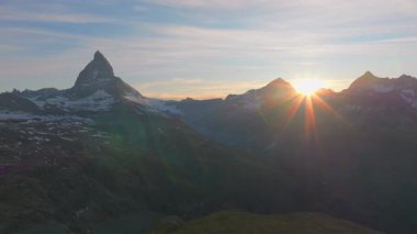 Matterhorn Dağı Tepesi 'nin Doğal Manzarası. İsviçre Alplerinin Doğa Manzaraları, Avrupa Seyahat Tatili, Matterhorn Tepesi İsviçre 'nin Zermatt kentindeki Stellisee Gölü' ne yansıdı. 