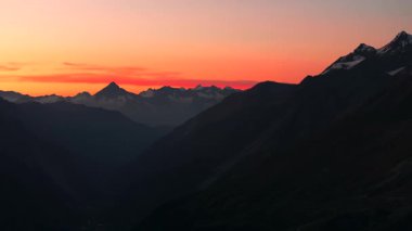 İsviçre Alpleri 'nin sinematik hava aracı görüntüleri. Karla kaplı tepeler, yeşil vadiler ve çarpıcı 4K 'da yakalanmış dramatik dağ manzaraları. Seyahat, doğa ve manzara projeleri için ideal