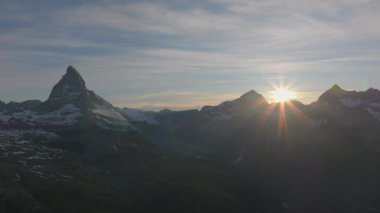Matterhorn Dağı Tepesi 'nin Doğal Manzarası. İsviçre Alplerinin Doğa Manzaraları, Avrupa Seyahat Tatili, Matterhorn Tepesi İsviçre 'nin Zermatt kentindeki Stellisee Gölü' ne yansıdı. 
