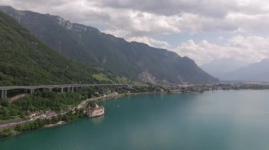 İsviçre Alpleri 'nin sinematik hava aracı görüntüleri. Karla kaplı tepeler, yeşil vadiler ve çarpıcı 4K 'da yakalanmış dramatik dağ manzaraları. Seyahat, doğa ve manzara projeleri için ideal