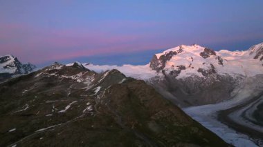 İsviçre Alpleri 'nin sinematik hava aracı görüntüleri. Karla kaplı tepeler, yeşil vadiler ve çarpıcı 4K 'da yakalanmış dramatik dağ manzaraları. Seyahat, doğa ve manzara projeleri için ideal