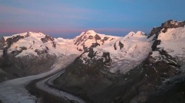İsviçre Alpleri 'nin sinematik hava aracı görüntüleri. Karla kaplı tepeler, yeşil vadiler ve çarpıcı 4K 'da yakalanmış dramatik dağ manzaraları. Seyahat, doğa ve manzara projeleri için ideal