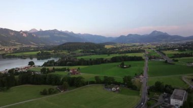 İsviçre Alpleri 'nin sinematik hava aracı görüntüleri. Karla kaplı tepeler, yeşil vadiler ve çarpıcı 4K 'da yakalanmış dramatik dağ manzaraları. Seyahat, doğa ve manzara projeleri için ideal