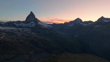 Matterhorn Dağı Tepesi 'nin Doğal Manzarası. İsviçre Alplerinin Doğa Manzaraları, Avrupa Seyahat Tatili, Matterhorn Tepesi İsviçre 'nin Zermatt kentindeki Stellisee Gölü' ne yansıdı. 