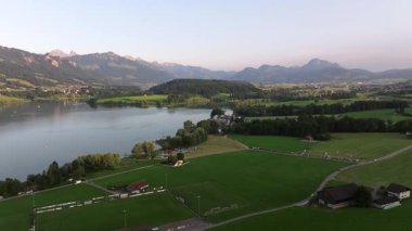 İsviçre Alpleri 'nin sinematik hava aracı görüntüleri. Karla kaplı tepeler, yeşil vadiler ve çarpıcı 4K 'da yakalanmış dramatik dağ manzaraları. Seyahat, doğa ve manzara projeleri için ideal