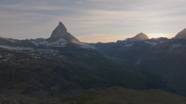 Matterhorn Dağı Tepesi 'nin Doğal Manzarası. İsviçre Alplerinin Doğa Manzaraları, Avrupa Seyahat Tatili, Matterhorn Tepesi İsviçre 'nin Zermatt kentindeki Stellisee Gölü' ne yansıdı. 