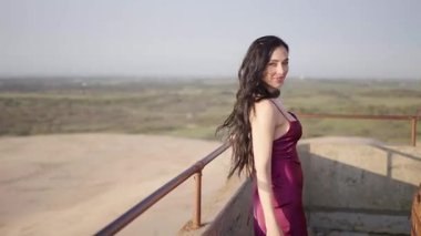 Tepenin tepesinde ünlü deniz feneri olan dev kum tepelerinin hava manzarası. Rubjerg Knude Deniz Feneri, Kuzey Deniz Rubjerg, Danimarka Lokken yakınlarındaki Rubjerg Knude Fyr deniz fenerinde gün batımı. 