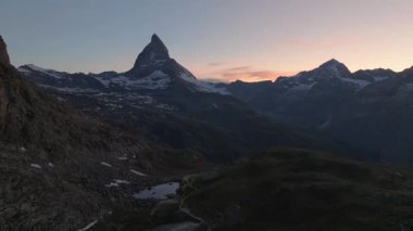 Matterhorn Dağı Tepesi 'nin Doğal Manzarası. İsviçre Alplerinin Doğa Manzaraları, Avrupa Seyahat Tatili, Matterhorn Tepesi İsviçre 'nin Zermatt kentindeki Stellisee Gölü' ne yansıdı. 