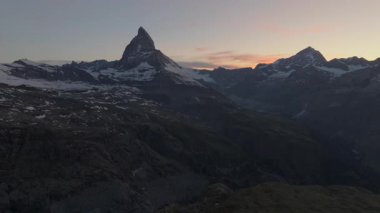 Matterhorn Dağı Tepesi 'nin Doğal Manzarası. İsviçre Alplerinin Doğa Manzaraları, Avrupa Seyahat Tatili, Matterhorn Tepesi İsviçre 'nin Zermatt kentindeki Stellisee Gölü' ne yansıdı. 