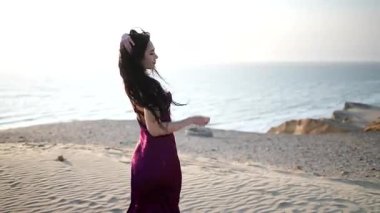 Tepenin tepesinde ünlü deniz feneri olan dev kum tepelerinin hava manzarası. Rubjerg Knude Deniz Feneri, Kuzey Deniz Rubjerg, Danimarka Lokken yakınlarındaki Rubjerg Knude Fyr deniz fenerinde gün batımı. 