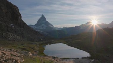 Matterhorn Dağı Tepesi 'nin Doğal Manzarası. İsviçre Alplerinin Doğa Manzaraları, Avrupa Seyahat Tatili, Matterhorn Tepesi İsviçre 'nin Zermatt kentindeki Stellisee Gölü' ne yansıdı. 
