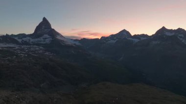 Matterhorn Dağı Tepesi 'nin Doğal Manzarası. İsviçre Alplerinin Doğa Manzaraları, Avrupa Seyahat Tatili, Matterhorn Tepesi İsviçre 'nin Zermatt kentindeki Stellisee Gölü' ne yansıdı. 