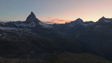 Matterhorn Dağı Tepesi 'nin Doğal Manzarası. İsviçre Alplerinin Doğa Manzaraları, Avrupa Seyahat Tatili, Matterhorn Tepesi İsviçre 'nin Zermatt kentindeki Stellisee Gölü' ne yansıdı. 