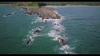 Ada Sahili, deniz dalgalarının kıyıya ulaştığı hava aracı görüntüleri. Plaj temiz turkuaz üst manzara. Güzel sahil. Tropik plaj sörfü. Soyut hava okyanus manzarası, inanılmaz bir manzara.
