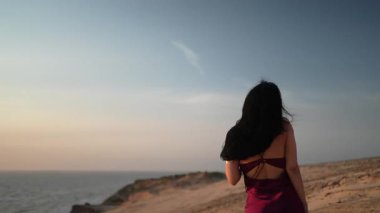 Tepenin tepesinde ünlü deniz feneri olan dev kum tepelerinin hava manzarası. Rubjerg Knude Deniz Feneri, Kuzey Deniz Rubjerg, Danimarka Lokken yakınlarındaki Rubjerg Knude Fyr deniz fenerinde gün batımı. 