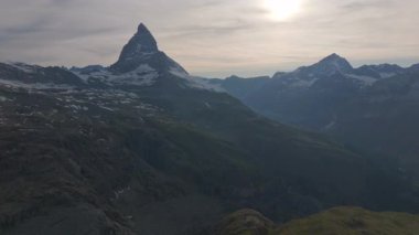 Matterhorn Dağı Tepesi 'nin Doğal Manzarası. İsviçre Alplerinin Doğa Manzaraları, Avrupa Seyahat Tatili, Matterhorn Tepesi İsviçre 'nin Zermatt kentindeki Stellisee Gölü' ne yansıdı. 