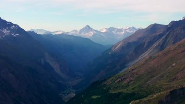 Matterhorn Dağı Tepesi 'nin Doğal Manzarası. İsviçre Alplerinin Doğa Manzaraları, Avrupa Seyahat Tatili, Matterhorn Tepesi İsviçre 'nin Zermatt kentindeki Stellisee Gölü' ne yansıdı. 
