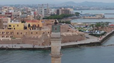  Chania 'nın muhteşem deniz feneri, cami, Venedik tersaneleri Girit, Yunanistan. Deniz fenerine dalgalar çarpıyor, Güzel Yunanistan ve en güzel manzaralı yerler - panorama