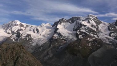 İsviçre Alpleri 'nin sinematik hava aracı görüntüleri. Karla kaplı tepeler, yeşil vadiler ve çarpıcı 4K 'da yakalanmış dramatik dağ manzaraları. Seyahat, doğa ve manzara projeleri için ideal