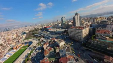 Galata Köprüsü ve Altın Boynuz, İstanbul, Türkiye 'nin hava manzarası. Sabahın erken saatlerinde İHA görüntüleri soldan sağa doğru yayılıyor.