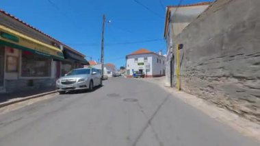 Sürücülerin, durmuş bir arabanın içinden yola ve güzel yeşil manzaraya bakış açıları. Lizbon, Portekiz, Avrupa.