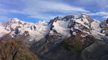 İsviçre Alpleri 'nin sinematik hava aracı görüntüleri. Karla kaplı tepeler, yeşil vadiler ve çarpıcı 4K 'da yakalanmış dramatik dağ manzaraları. Seyahat, doğa ve manzara projeleri için ideal