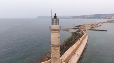 Chania 'nın muhteşem deniz feneri, cami, Venedik tersaneleri Girit, Yunanistan. Deniz fenerine dalgalar çarpıyor, Güzel Yunanistan ve en güzel manzaralı yerler - panorama