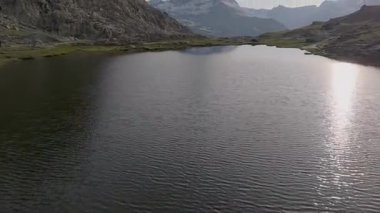 Matterhorn Dağı Tepesi 'nin Doğal Manzarası. İsviçre Alplerinin Doğa Manzaraları, Avrupa Seyahat Tatili, Matterhorn Tepesi İsviçre 'nin Zermatt kentindeki Stellisee Gölü' ne yansıdı.
